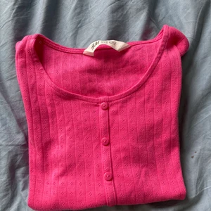 Rosa tröja  - Rosa tröja ifrån H&M. Är i storlek 134/140 och passar 8-10 år