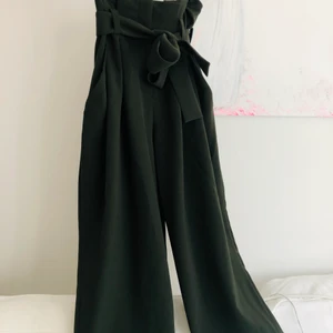 COS byxor xs  - Fint byxor från COS i mörk grönt. Har bara använd 1 gång. 