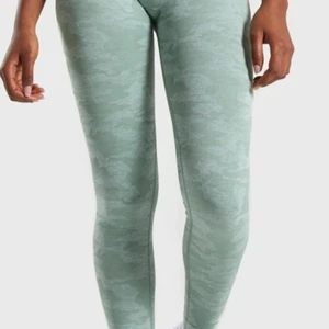 Gymshark camo tights stl S - Ett par gröna gymshark camo tights i stl S . Det är från deras första camo kollektion dom har även scrunch i rumpan. Säljes då de aldrig kommer till användning endast tränade i 1-2 gånger så det är inga skador alls på dom. 350 kr och köparen står för frakt😊