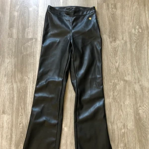 Skinnbyxor från Pernilla wahlgren design - Jätte snygga skinn byxor köpta ifrån Pernilla Wahlgren design! Aldrig kommit till användning då dem är lite små för mig! Storlek 34💕 Kan gå ner i pris vid snabb affär 