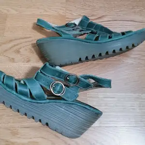 Nya  skinn skor och sandal  Fly London som har använt bara två gånger strl 38, pris ett par 300kr