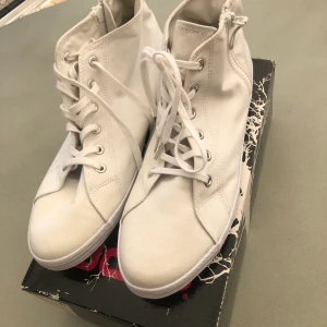 Oanvända vita tygskor storlek 41 - Aldrig använda! Köpa på Stadium för 299kr