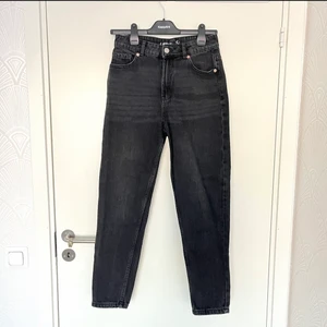 Svarta momjeans - Svarta momjeans från New Yorker! Har använts 1 gång tidigare. Ingen retur. Alla plagg som säljs tvättas noga innan leverans! Det är bara att skriva om du har några frågor eller vill se fler bilder på plagget! <3