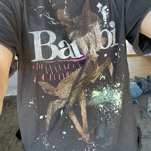 Cool T-shirt  - Säljer den här coola t-shirten från Zara. Slutsåld på hemsidan. Den är sjukt bekväm och passar till vardags och till fest. Enbart använd 2 gånger.❤️❤️