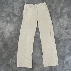 Linnebyxor - Superfina linnebyxor från madlady i bra skick! Perfekta inför sommarn ☀️ Det är storlek M men skulle mer säga att de är som en S. Säljes pga att dem är för små, tyvärr. Köpare står för frakt! 💕