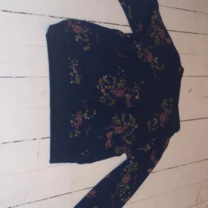 Blus - Marinblå blus med blommor, inte stretchig. Skönt material, svalt, storlek 36 från only.
