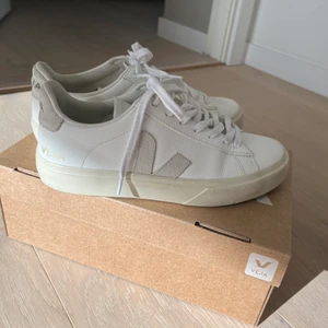 Veja sneakers  - Säljer dessa jätte snygga trendiga veja skor i storlek 38 pga att dom är för små. Använda 2 ggr och är i nyskick💕💕