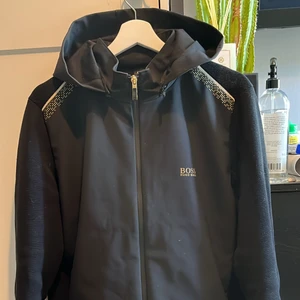 Hugo boss hoodie  - Säljer en äkta Hugo boss hoodie storlek L lite tight i storleken använt ett par gånger men som ny original pris 1,200 