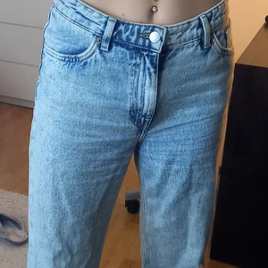 Blåa jeans från MONKI - Jeans i fint skick! Köpta för 400:-