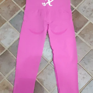 Xshapes peachy tights stl S - Rosa tights från Xshapes i stl S säljes då de ej kommer till användning samt har fått ett litet hål i grenen (sista bilden), men för den som kan sy är det inget problem men säljes därav billigt. 150 kr och köparen står för frakt😊