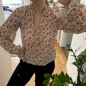 Blommig blus - Blommig blus från lager 157!