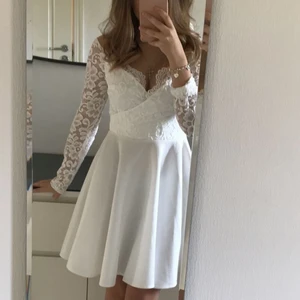 Vit klänning  - Säljer denna vackra klänningen, jättefin till bland annat studenten💓 använd endast 1 gång så den är i nyskick! 275kr+ frakt 💓