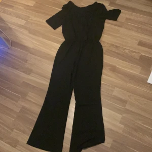 svart jumpsuit storlek L - denna jumpsuit är helt oanvänd då jag fick den i present men inte riktigt min stil, original pris var 500 mitt bud är 150kr men pris kan diskuteras, köpare står dom sagt ALLTID för frakt😃😃