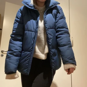 Blå jacka - Säljer min fina blåa vinterjacka från förra vintern som endast kom till användning få tal gånger. Jätteskön och varm, passar perfekt till vintern💙