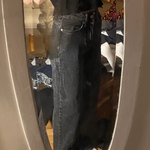 Baggy jeans - Svarta jeans med stora ben i storlek xss från lager 157, säljer då jag snart kommer växa ur dom. Dom har inga slitningar och är i bra kvalite