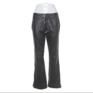 Harley Davidson läder byxor  - Äkta skinn, (har typ satin tyg på insidan - super skönt) Lågmidjade säljer då de är för stora på mig :(