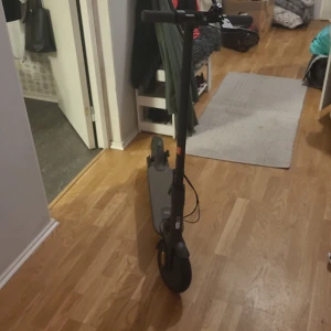 Mi Essential electric scooter - Mi essential Electric scooter max 20km/h 350w 120kg maxvikt räckvidd 35km   *vattentät *förbättrad framlykta samt baklykta *punkteringsfria däck *farthållare Nypris: 4800:- Mitt pris: 2000:- med snabbladdare som ingår.
