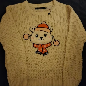 Jultröja 50kr - Säljer den för den används inte mer och är jätte bekväm, passar till alla sorts jul outfits. Är 169cm och passar men lite liten vid ärmarna och midjan. Köparen står för frakten. Jultröjan är i storlek S, andvänd 2 gånger på jul och, den är jätte mysig