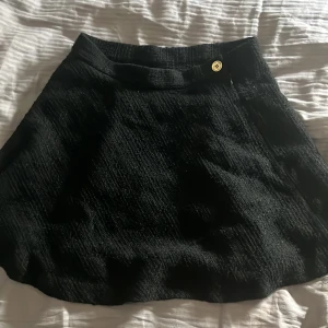 Veronica Virta kjol - Säljer denna perfekta kjol från Veronica Virta med gulddetaljer. Köpte från sellpy men aldrig använd av mig. Så fin till hösten. Skriv privat för fler bilder!!❤️❤️❤️