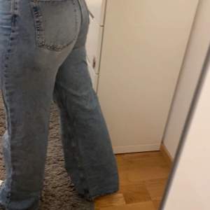 Jeans ifrån hm som är höga i midjan och vida. Säljer då de inte kommer till användning❤️ pris kan diskuteras 