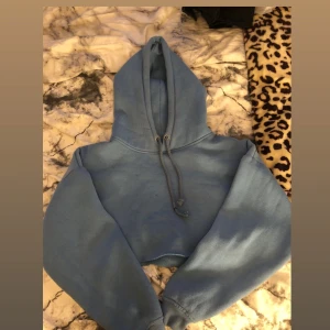 Croppad Hoodie - Otroligt skönt material i, stor luva, väldigt skön att ha på sig.