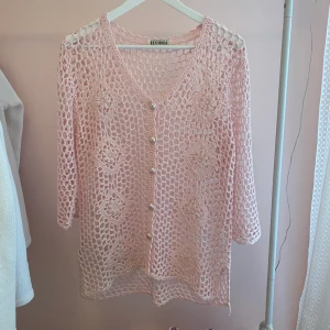 söt rosa tröja - jättefin och unik, köpt secondhand för ca 300-400kr. använts lite men vill ge den nytt liv hos någon annan! storlek xx/xxl men funkar på mig som vanligtvis har storlek s som en oversize-tröja. fin både med knäppta och uppknäppta knappar<3 