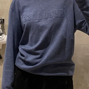 Hugo Boss tröja - Nästan helt oanvänd tröja. Säljes för den bara ligger och tar plats i garderoben. Storlek S  Ny pris mellan 400-500kr Mitt pris 200