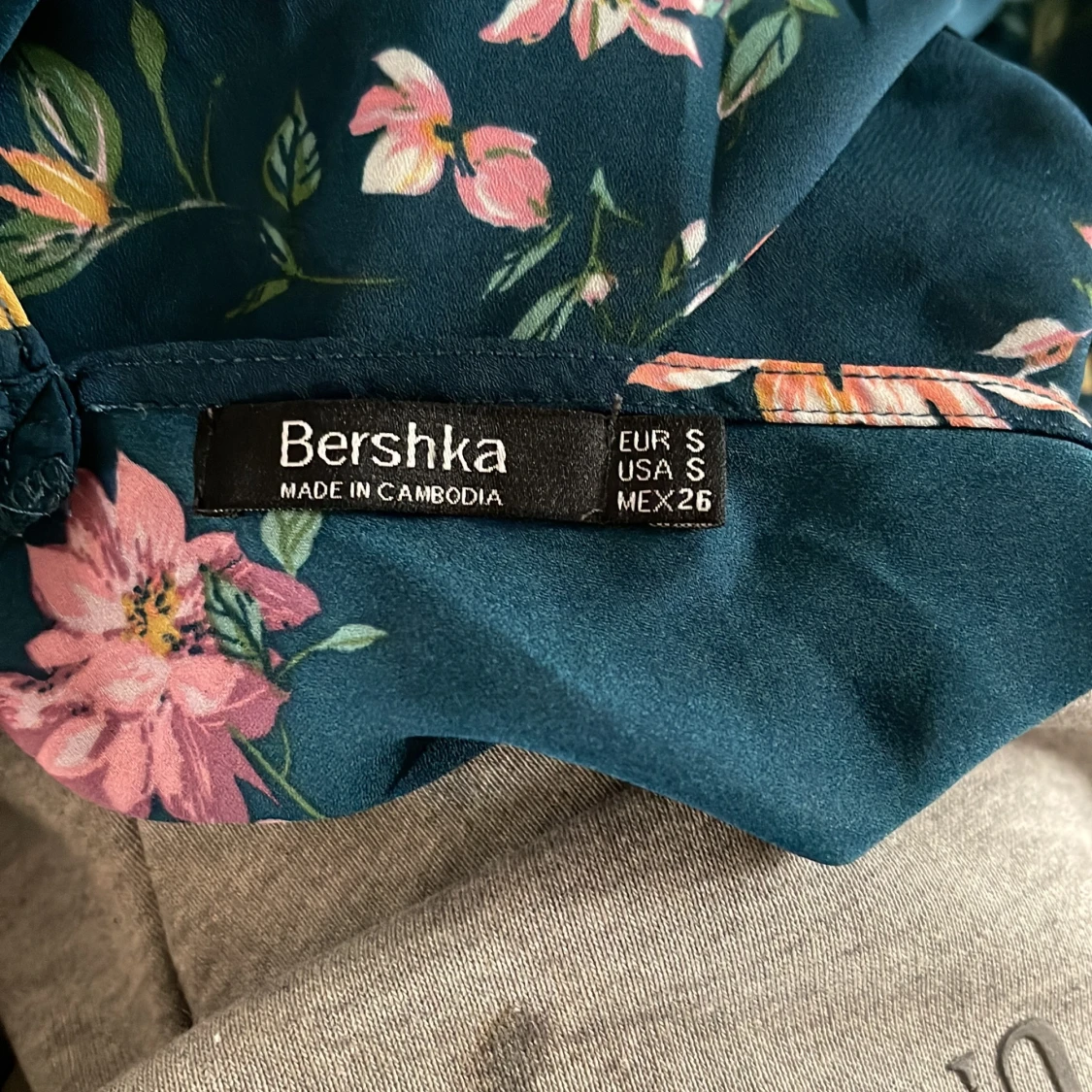 Bershka blus med trumpet armar stl s  - 91