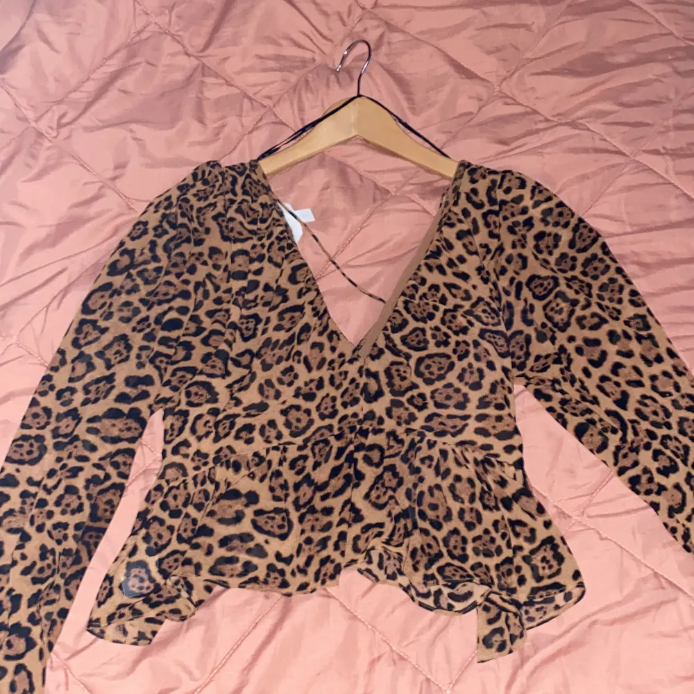Nyköpt leopard tröja men tyvär för liten för mig. Puserot.