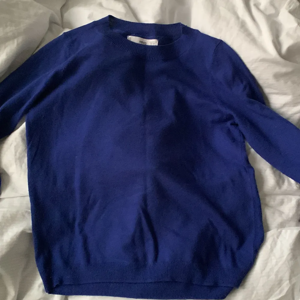 Blå stickad tröja från mango!❤️ superbra skick, använd max 2 gånger❤️. Stickat.
