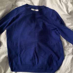 Blå stickad tröja från mango!❤️ superbra skick, använd max 2 gånger❤️