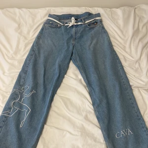 Cava company jeans - Säljer min Cava Company Jeans då jag inte använder som längre. Köpte dom i Januari 2022. Dom är i hyfsat skick.