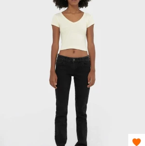 Stradivarius jeans  - Svarta stradivarius jeans i storlek 38 (men mer en storlek 36) då de stod att de var små i storleken! 💘 skriv för frågor/bilder😇