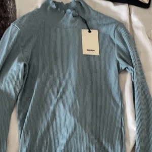 Tröja från bik bok - Fina blå tröja från bik bok med krage hör av dig om du vill ha fler bilder. köparen står för frakten ☺️Helt ny och jätte bra skick. 