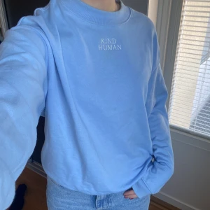 Blå tjocktröja - Blå tjocktröja från monki i storlek xs 