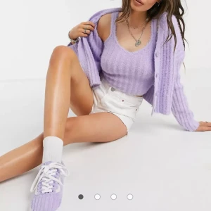 Lila linne - Ljuslila linne i fluffigt material med v-ringning från ASOS, i strl S. Använd fåtal gånger, nypris 179🥰