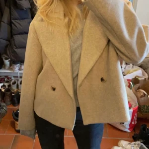 höstjacka  - kollar intresse på min superfina favorit höstjacka som jag vill sälja då jag ska köpa en ny💓💓bud på 820kr, köp direkt för 950💓💓