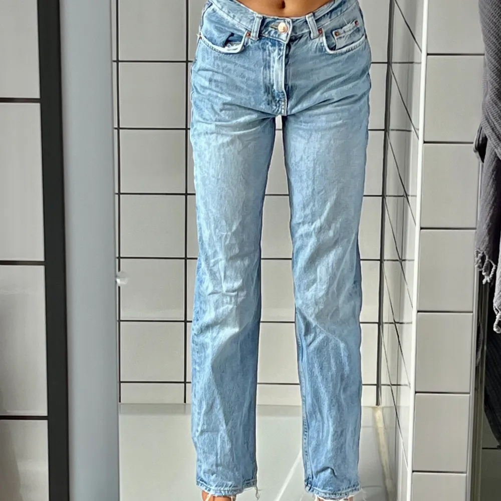 Jättefina 90s high waist jeans från Gina strl 32. Säljer då de inte kommer till användning! Nypris: 600kr mitt pris: 200kr. Jeans & Byxor.