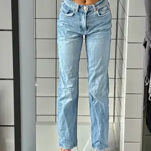 Jättefina 90s high waist jeans från Gina strl 32. Säljer då de inte kommer till användning! Nypris: 600kr mitt pris: 200kr