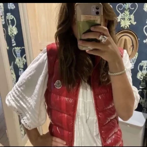 Äkta moncler väst - Köpte för 6000 och säljer för 3000, pris kan diskuteras och äkta bevis kan skickas❤️
