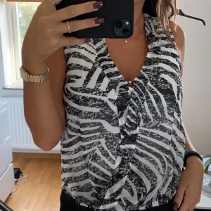 H&M blus  - Bra skick, väldigt luftig och skönt. Finns ett extra linne under den så det inte blir genomskinligt