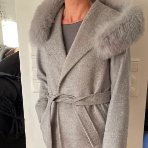 Hollies kappa - Säljer min superfina kappa ifrån Hollies. Knappt använd och är i superfint skick, äkta pälsluva!! En riktigt mysig höstkappa. Men hänger bara i garderoben! Nypriset är 5.999kr