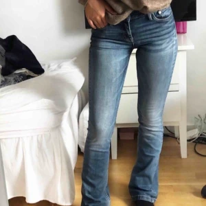 Crocker jeans i strl 26/33💙 - Jättefina lowrise bootcut Crocker jeans i strl 26/33 i väldigt bra skick, knappt använda! Modellen sälj inte längre!!!! (Lånade bilder)💙💙