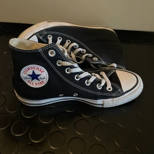 Höga Converse - Bra skick. Använda några gånger.
