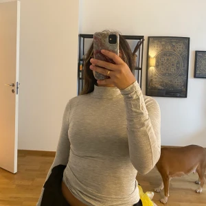 Tröja med polokrage  - Bra skick, knappt använd 