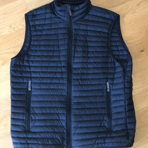 Armani väst  - Hej det är en armani väst köpt för 3000 som ej är tillgänglig just nu och inte säljs. Västen är nästan oanvänd och bara använda få tal gånger jätte fin och skönn men passar inte  Pris kan diskuteras!!!