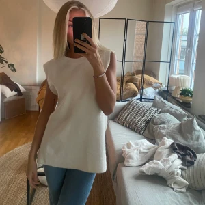 Väst stickad - Superfin oversized väst i storlek S. Aldrig använd! Superfin till vintern! Pris kan diskuteras och köpare står för frakt❤️