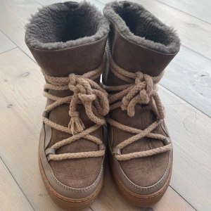 Inuikkii - Säljer nu dessa jättefina Inuikkii skor i färgen taupe, det är nästintill oanvända och i super fint skick! 