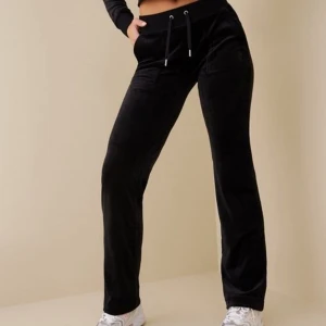 Svarta Juicy Couture Byxor Xxs - TRYCK INTE PÅ KÖP DIREKT! Säljer mina svarta juicy couture byxor i storlek Xxs som jag köpte för ett tag sen här på plick. Kom privat för fler bilder 💗