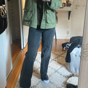 Monki jeans - Säljer nu mina as snygga svarta jeans, fåtal gånger använda. Storlek 25 som motsvarar xs. Nypris 400kr